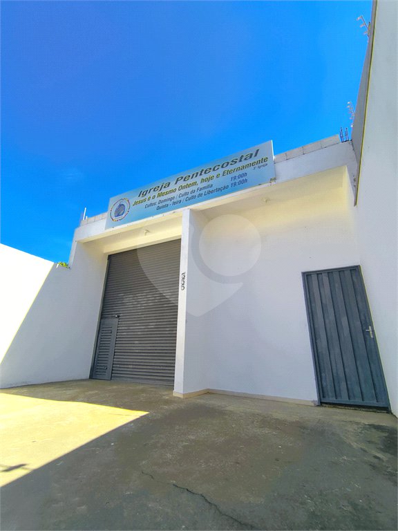 Imóvel disponível para venda com excelente localização e grande potencia, tambèm gerando uma renda passiva todos meses com contrato de aluguel ativo. Salão Comercial Perfeito para quem busca conforto, praticidade e um ótimo investimento