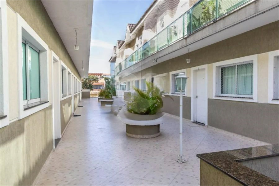 Casa à venda com 3 quartos, sendo 1 suíte, no condomínio Rafaela I, São Paulo - SP