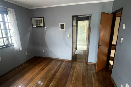 Casa à venda com 5 quartos, sendo 3 suítes, no condomínio Recanto das Palmeiras, Rio de Janeiro - RJ