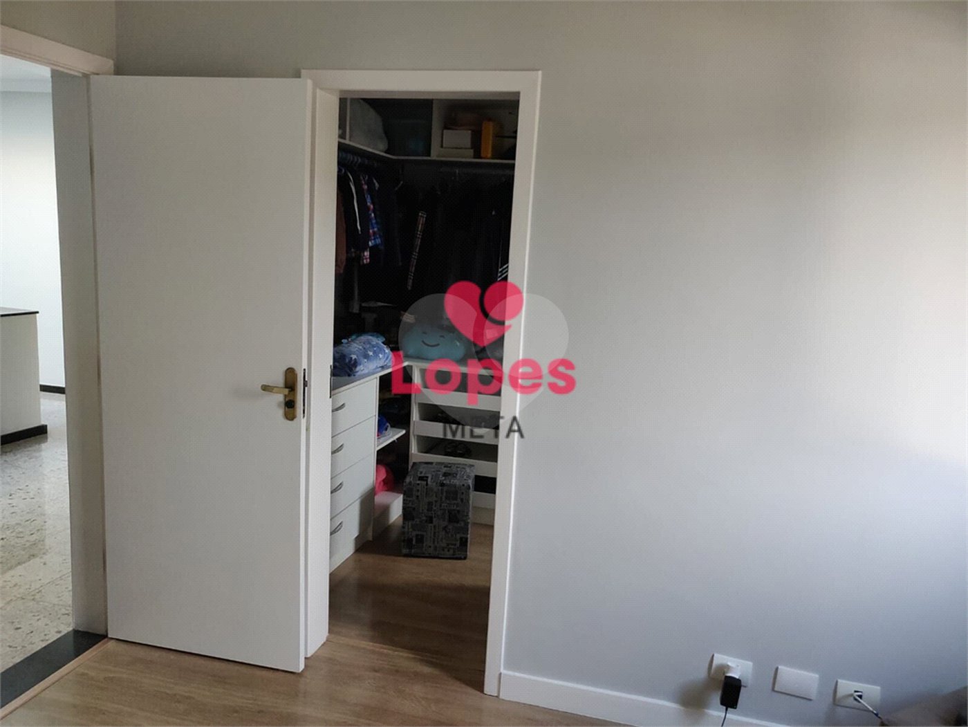 Casa à venda com 3 suítes no condomínio Jaridim Coleginho, Jacareí - SP