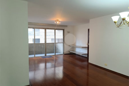 Apartamento à venda com 3 quartos, sendo 1 suíte, em Moema, São Paulo, SP