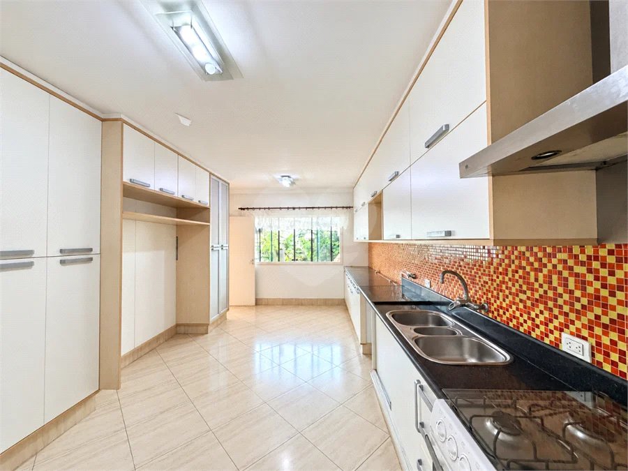 Casa à venda com 3 quartos, sendo 1 suíte, no condomínio Vila das Emboabas, São Paulo - SP