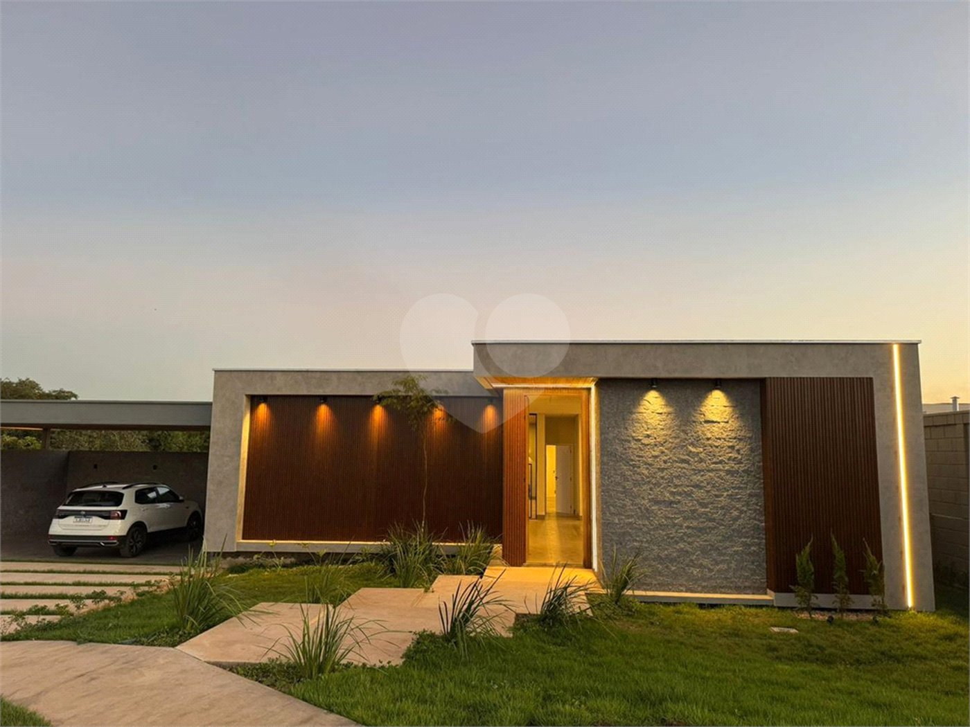 Casa à venda com 4 suítes no condomínio Florais da Mata, Várzea Grande - MT