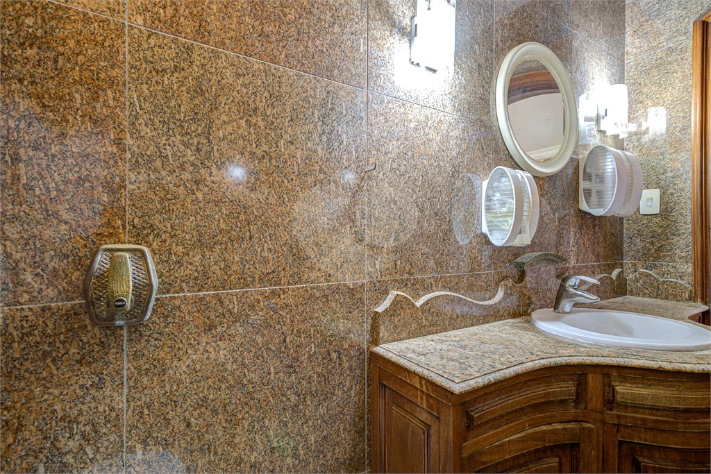 Casa à venda com 5 quartos, sendo 3 suítes, em Alto da Boa Vista, São Paulo, SP