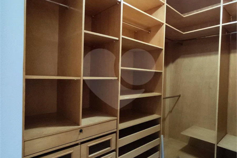 Casa à venda com 3 quartos, sendo 2 suítes, no condomínio Filipe de Vitry, São Paulo - SP