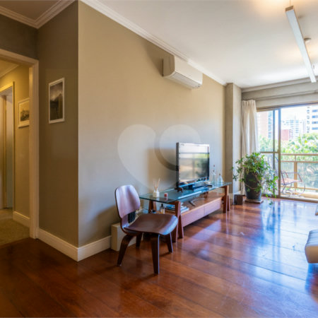 Apartamento à venda com 3 quartos, sendo 1 suíte, em Moema, São Paulo, SP