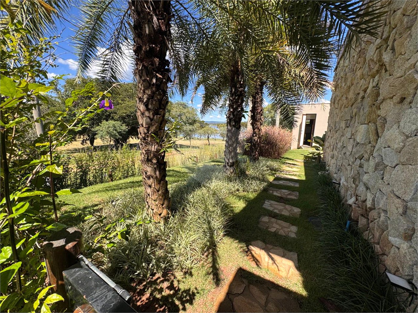 Casa à venda com 6 suítes no condomínio Vila Pinhal, Itirapina - SP