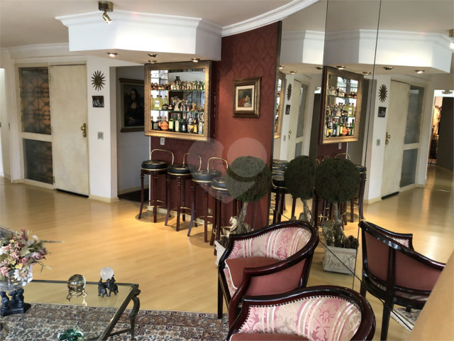 Apartamento à venda com 4 quartos, sendo 1 suíte,  em Jardim Europa, São Paulo, SP