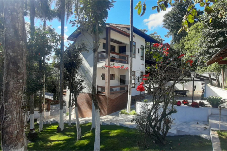 Sobrado à venda com 5 quartos, sendo 3 suítes, em Serra da Cantareira, Mairiporã, SP