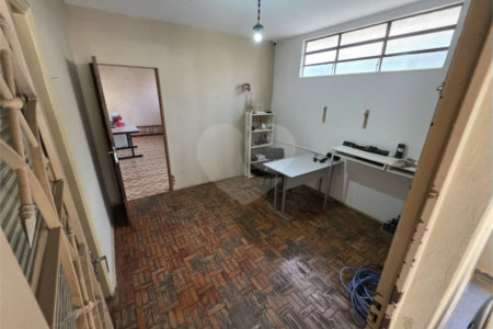 Casa térrea à venda com amplo quintal e grande potencial na Vila Nery