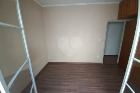 Casa térrea com 3 dormitórios, sendo 1 suíte.