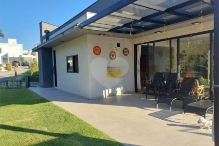 Casa à venda com 4 quartos, sendo 2 suítes,  no condomínio Figueira Garden, Atibaia - SP