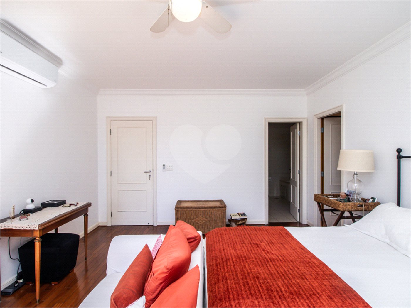 Casa à venda com 5 quartos, sendo 4 suítes, no condomínio Bounganville, São Paulo - SP