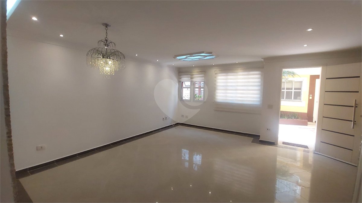 Casa para alugar com 3 quartos, sendo 1 suíte, no condomínio Santanna, São Paulo - SP