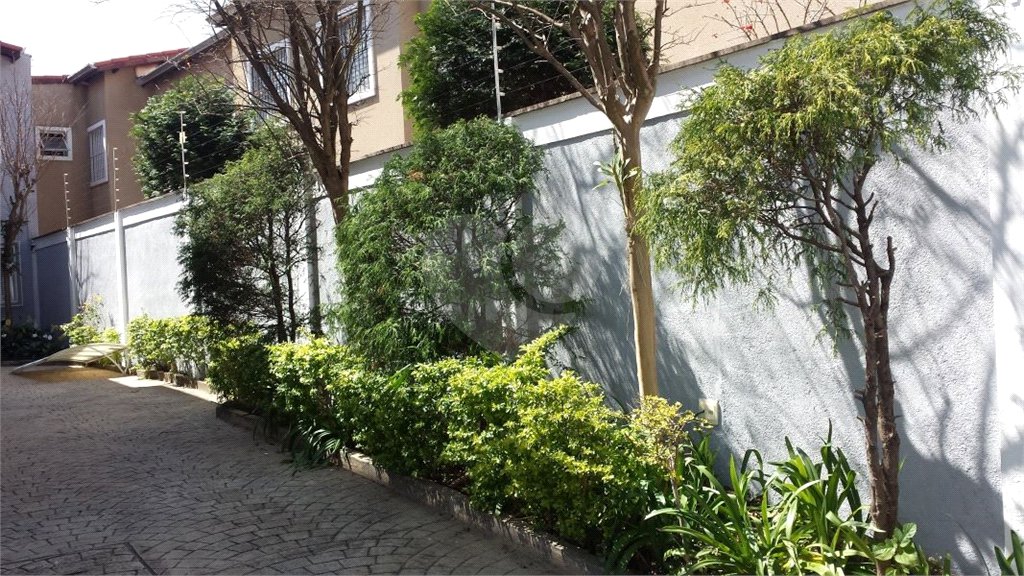 Casa à venda com 3 quartos, sendo 1 suíte, no condomínio Morada dos Pinheiros, São Paulo - SP