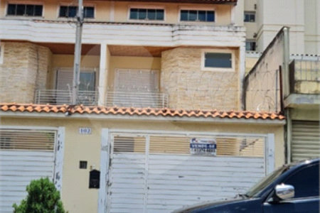 Sobrado a venda no Ipiranga de 220m² com 4 suítes e 2 vagas.Estuda permuta.