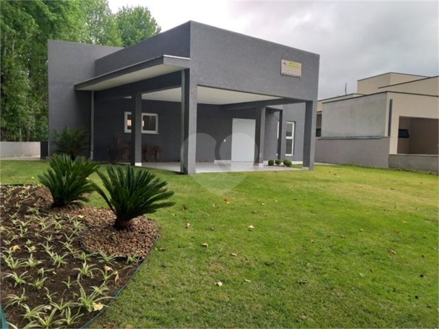Casa à venda com 2 quartos, sendo 1 suíte,  no condomínio Figueira Garden, Atibaia - SP