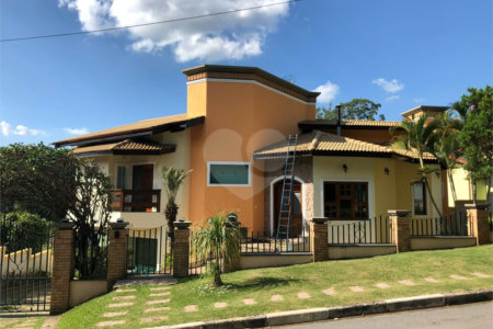 Casa à venda com 4 quartos, sendo 2 suítes, no condomínio Flamboyant, Atibaia - SP