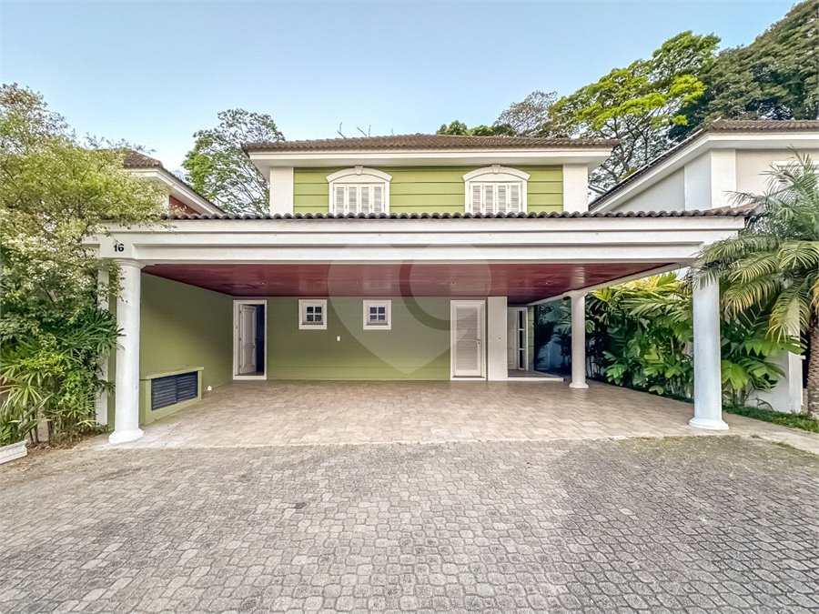 Casa à venda com 4 quartos, sendo 3 suítes, no condomínio Village Place, São Paulo - SP