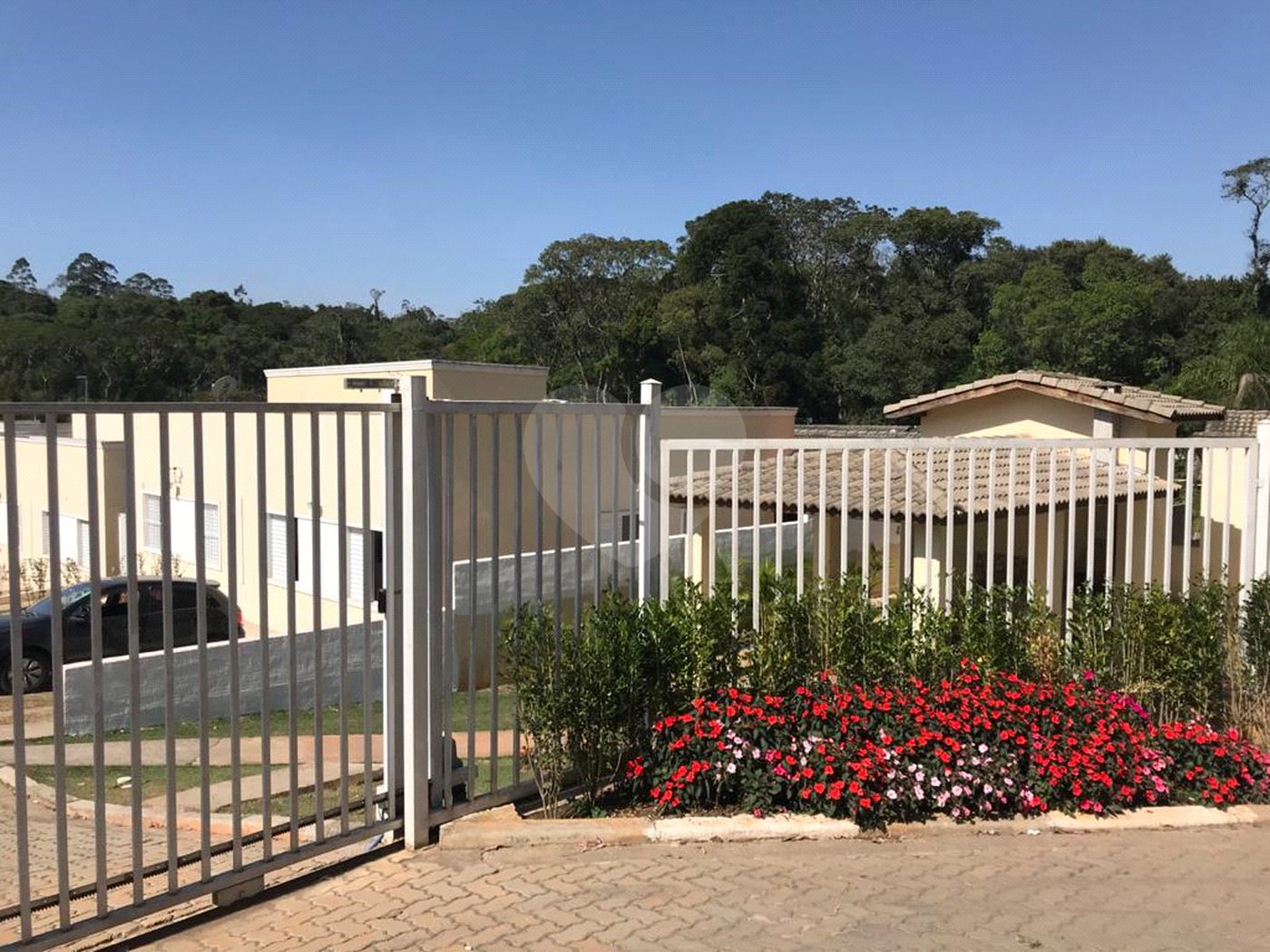 Casa à venda com 3 quartos, sendo 1 suíte, no condomínio Residencial Vila D`ouro, Cotia - SP