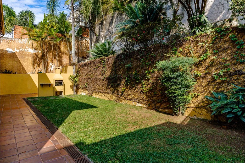 Casa à venda com 4 quartos, sendo 2 suítes, em Jardim Everest, São Paulo, SP