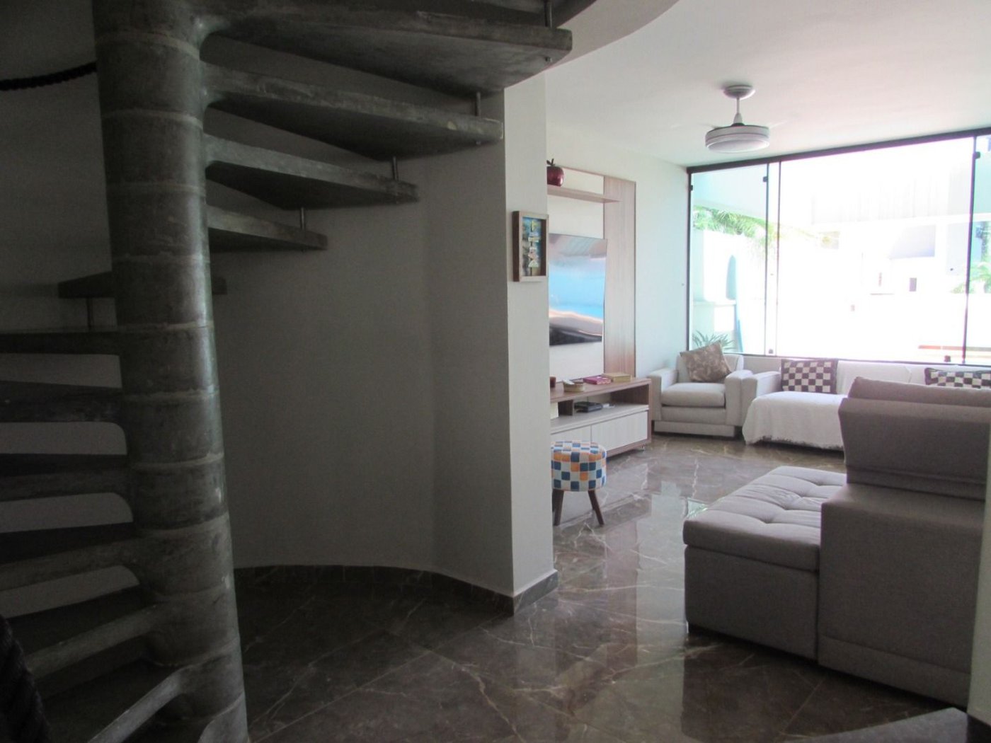 Casa de Alto Padrão com 5 Suítes e Lazer Completo– Guarujá