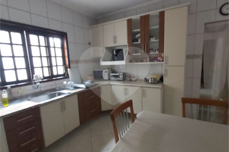 Sobrado à venda com 3 quartos, sendo 1 suíte,  em Vila Bernadotti, Mogi das Cruzes, SP