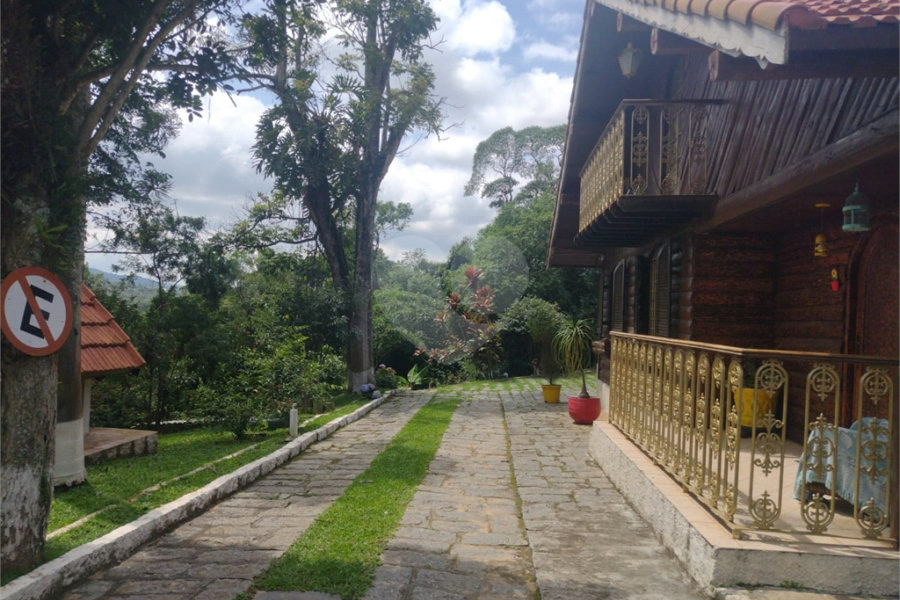 Casa à venda com 4 quartos, sendo 2 suítes,  no condomínio Cinco Lagos, Mairiporã - SP