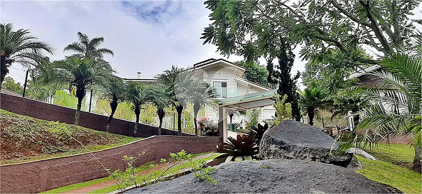 Casa à venda com 3 quartos, sendo 1 suíte, no condomínio Suíça da Cantareira, Mairiporã - SP