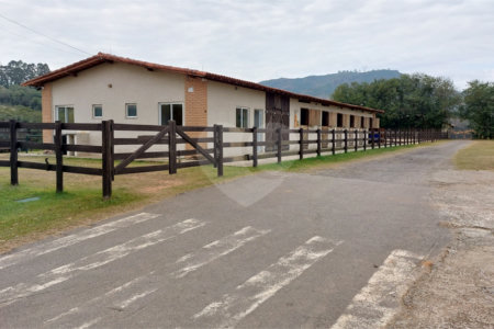 Casa à venda com 4 suítes no condomínio Figueira Garden, Atibaia - SP