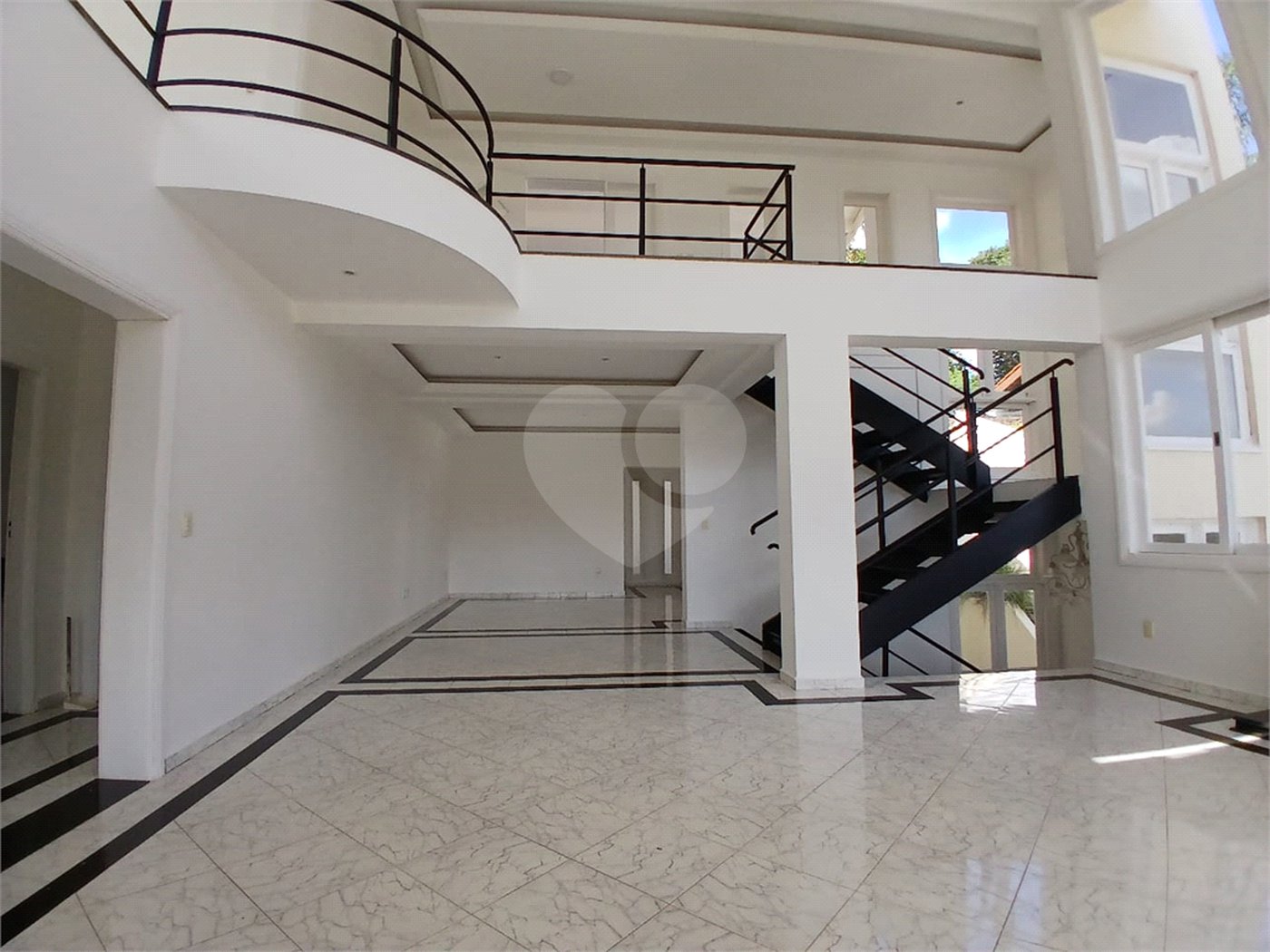 Casa à venda com 4 quartos, sendo 2 suítes, no condomínio Flamboyant, Atibaia - SP