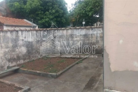 Casa térrea com 2 dormitórios.
