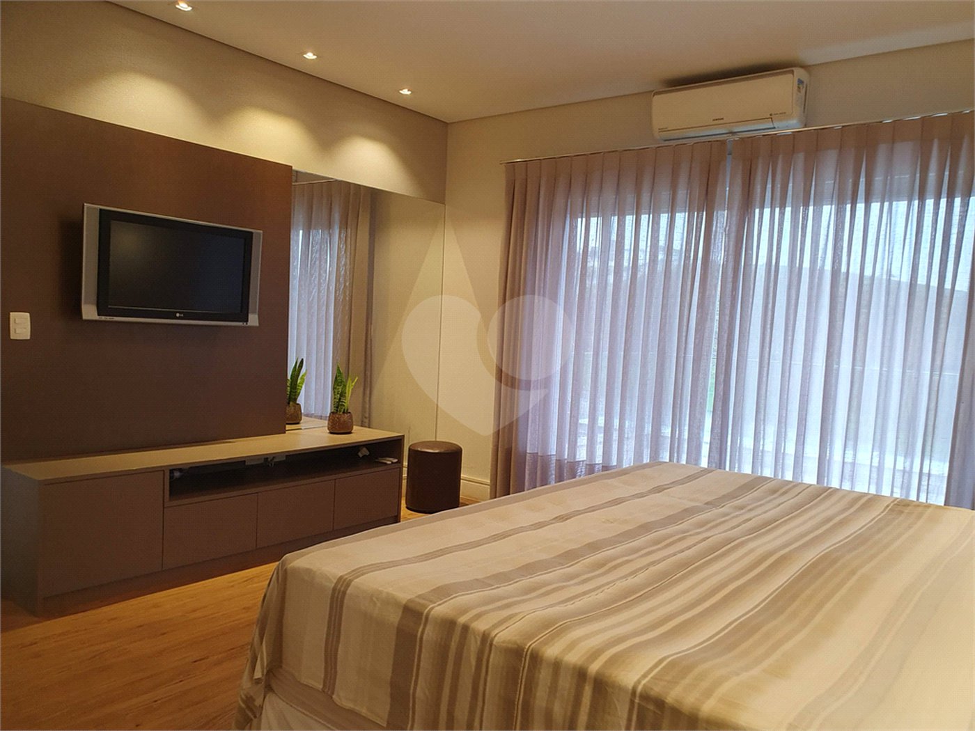Casa à venda com 4 suítes no condomínio Residencial Jaguary, São José dos Campos - SP