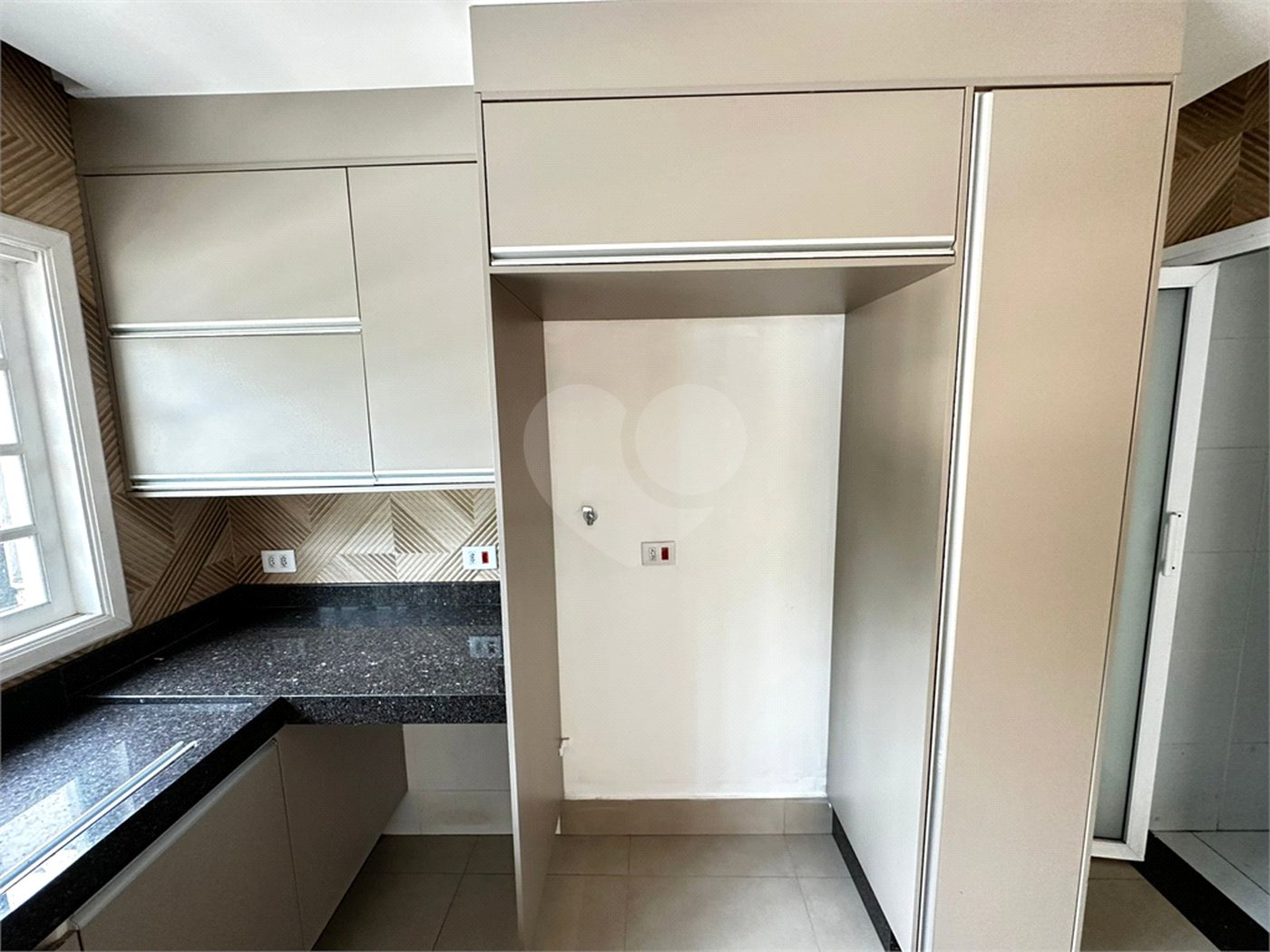 Sobrado à venda com 4 quartos, sendo 3 suítes,  em Vila Áurea, Poá, SP