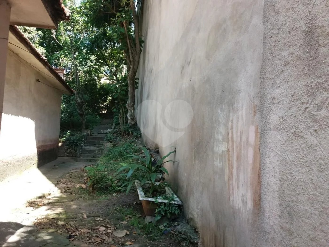 Casa térrea à venda em local tranquilo e arborizado