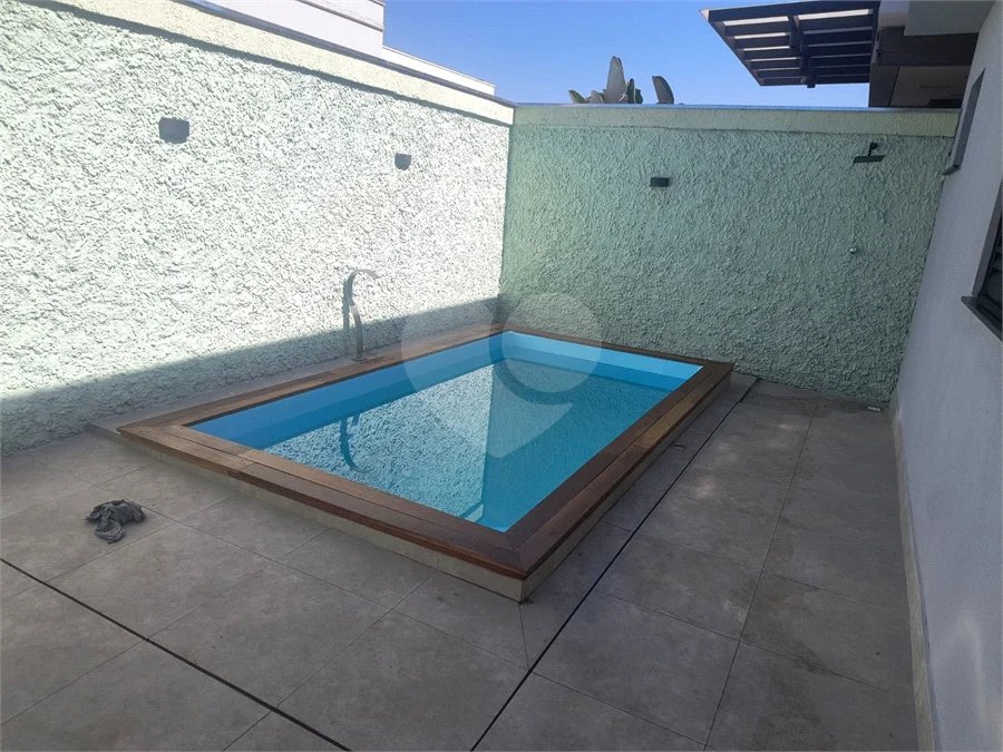 casa térrea, recém construida, 3 dormitórios sendo 1 suíte, 2 vagas de garagem, piscina e espaço gourmet
