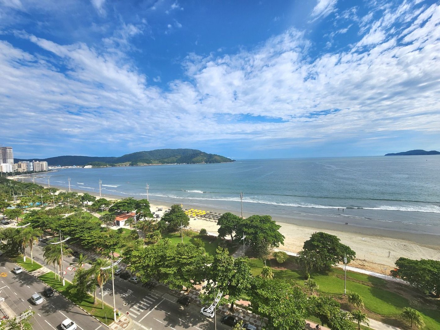 Apartamento Alto Padrão Frente Mar com 4 Dormitórios, 3 Suítes e 3 Vagas na Orla de Santos