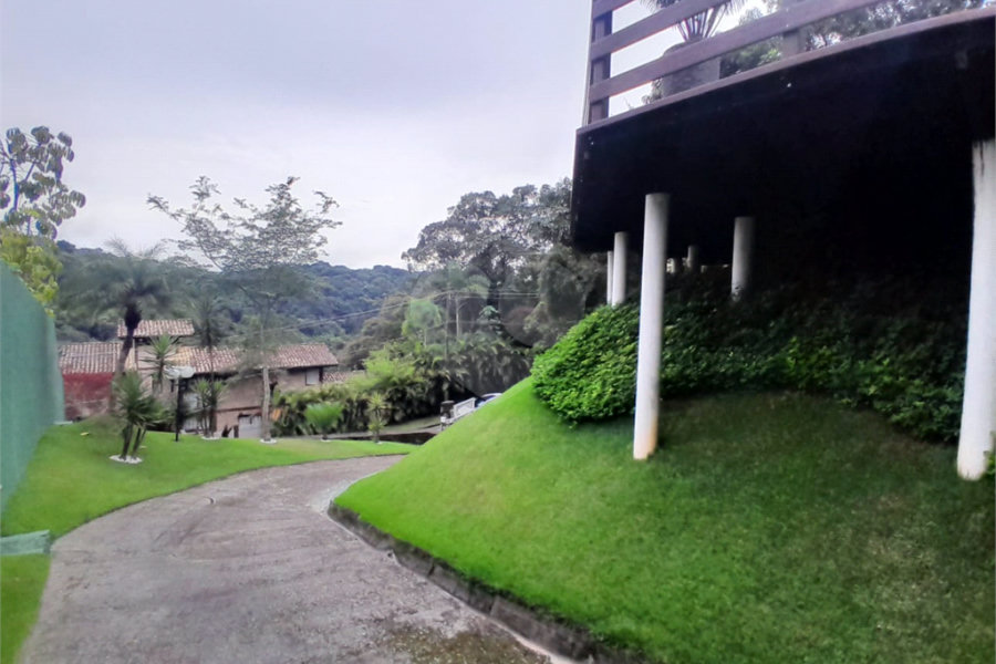 Casa à venda com 3 quartos, sendo 1 suíte,  no condomínio Alpes da Cantareira, Mairiporã - SP