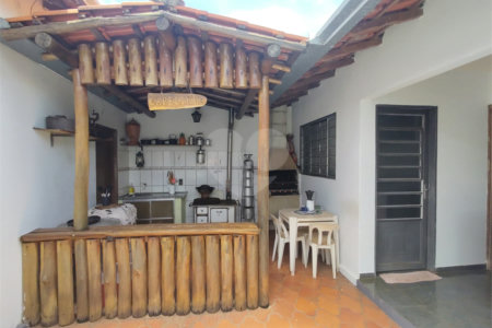 Casa à venda com 3 quartos, sendo 1 suíte, em Parque Laranjeiras, Araraquara, SP