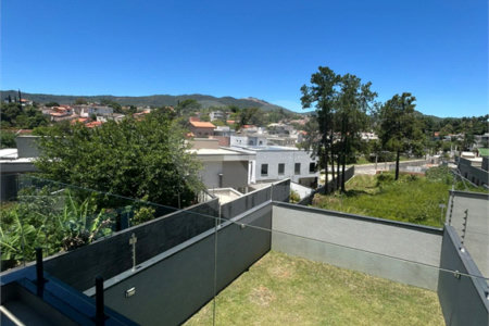 Sobrado à venda com 4 quartos, sendo 3 suítes, em Jardim do Lago, Atibaia, SP