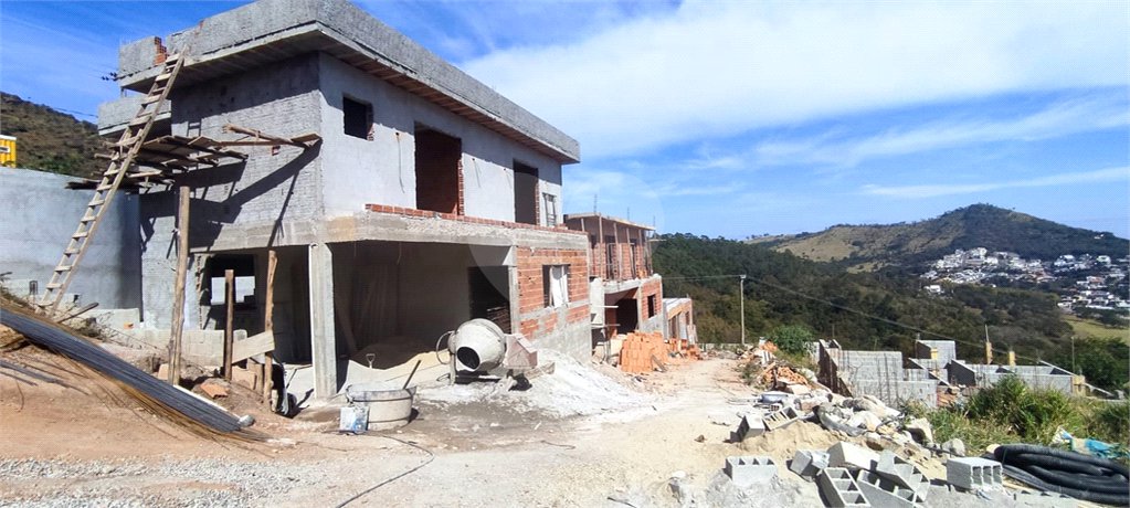 Casa à venda com 4 quartos, sendo 2 suítes, no condomínio Jaboticabeiras, Atibaia - SP