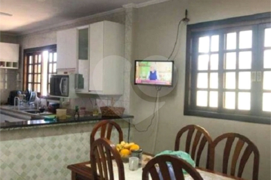 Sobrado à venda com 4 quartos, sendo 3 suítes, em Vila Irmãos Arnoni, São Paulo, SP