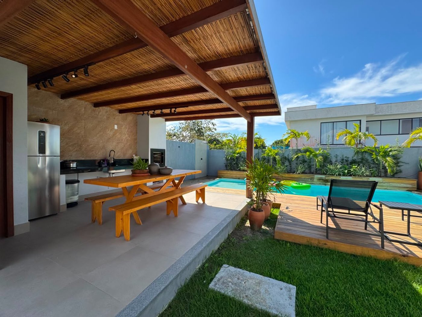 Casa para alugar com 2 suítes, no condomínio Outeiro São Francisco, Porto Seguro - BA
