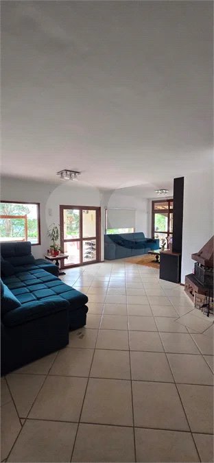 Sobrado à venda com 5 quartos, sendo 3 suítes, em Roseira, Mairiporã, SP