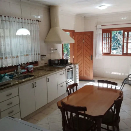Casa à venda com 4 quartos, sendo 1 suíte, no condomínio Quinta da Cachoeira, Embu das Artes - SP