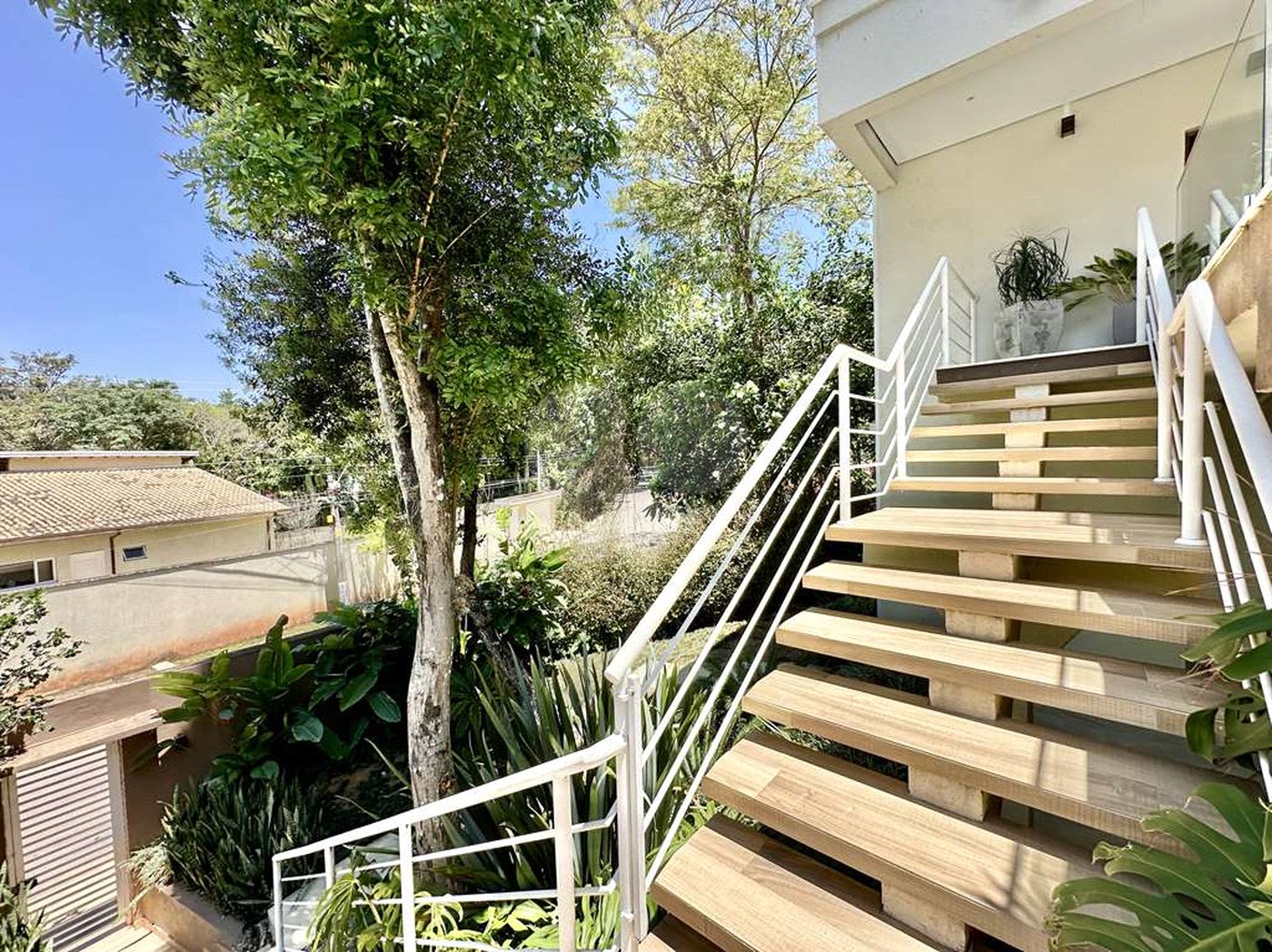 Casa à venda com 4 quartos, sendo 3 suítes, no condomínio Vilarejo, Carapicuíba - SP