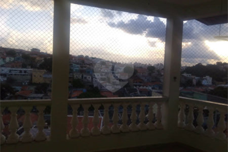 Sobrado à venda com 4 quartos, sendo 1 suíte,  em Jardim Pacaembu, Jundiaí, SP