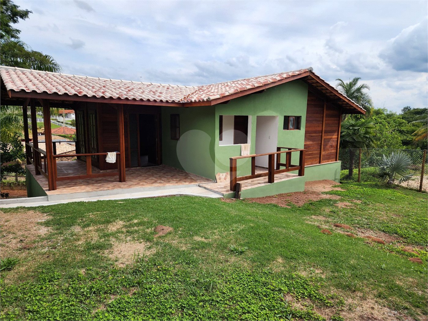Casa à venda com 2 quartos, sendo 1 suíte, no condomínio Chácara Pedra Grande, Atibaia - SP