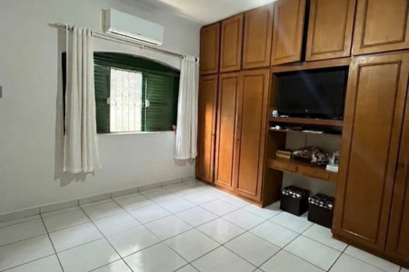 Casa à venda com 3 quartos, sendo 1 suíte, em Jardim das Oliveiras, Três Lagoas, MS