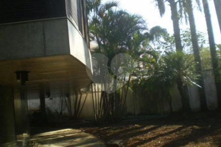 Sobrado à venda com 7 quartos, sendo 4 suítes, em Jardim Petrópolis, São Paulo, SP